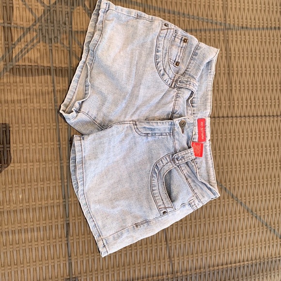 WOMENS SHORT LOW RISE JEANS, SIZE 7, LIGHT BLUEISH GREY - Picture 2 of 4